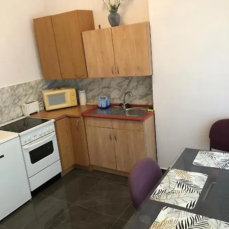 Apartmanhaz *