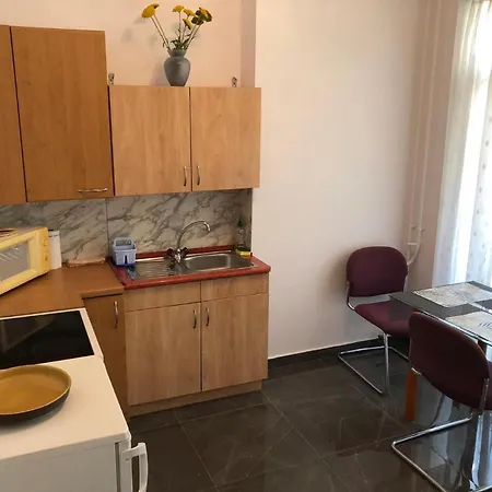 Apartmanhaz *